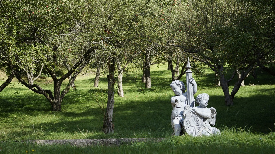 Garten des Schloß Hernstein mit Statuen