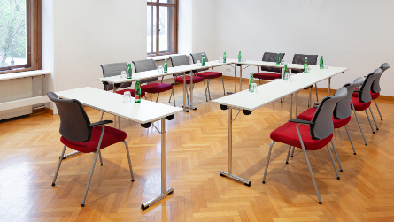 Seminarraum Tisch und aufgereihten Stühlen